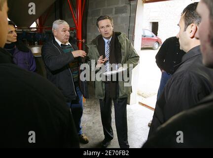 Le candidat français à l'élection présidentielle et le député UMP d'Essonne Nicolas Dupont-Aignan rencontrent des militants à Agen et présente son nouveau livre "Francais, repreneur le pouvoir" dans une librairie de Bordeaux, France, le 4 janvier 2007. Photo de Patrick Bernard/ABACAPRESS.COM Banque D'Images