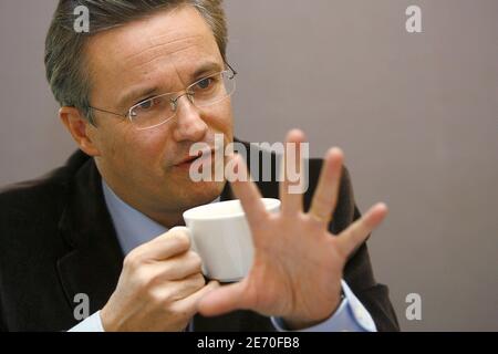 Le candidat français à l'élection présidentielle et le député UMP d'Essonne Nicolas Dupont-Aignan rencontrent des militants à Agen et présente son nouveau livre "Francais, repreneur le pouvoir" dans une librairie de Bordeaux, France, le 4 janvier 2007. Photo de Patrick Bernard/ABACAPRESS.COM Banque D'Images