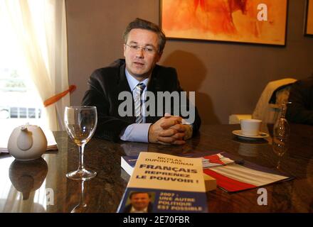 Le candidat français à l'élection présidentielle et le député UMP d'Essonne Nicolas Dupont-Aignan rencontrent des militants à Agen et présente son nouveau livre "Francais, repreneur le pouvoir" dans une librairie de Bordeaux, France, le 4 janvier 2007. Photo de Patrick Bernard/ABACAPRESS.COM Banque D'Images