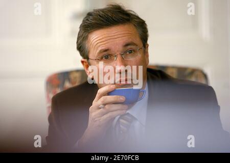 Le candidat français à l'élection présidentielle et le député UMP d'Essonne Nicolas Dupont-Aignan rencontrent des militants à Agen et présente son nouveau livre "Francais, repreneur le pouvoir" dans une librairie de Bordeaux, France, le 4 janvier 2007. Photo de Patrick Bernard/ABACAPRESS.COM Banque D'Images