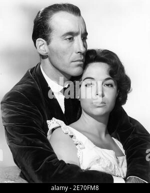 CHRISTOPHER LEE comme Sir Henry Baskerville et MARLA LANDI publicité Portrait pour LE LIVRE DES BASKERVILLES 1959 réalisateur TERENCE FISHER basé sur le roman de Sherlock Holmes de Sir Arthur Conan Doyle Hammer films / artistes Unis Banque D'Images