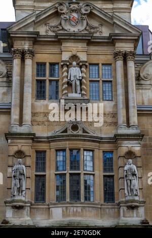 La statue de Cecil Rhodes sur la façade du Rhodes Building, Oriel College, High Street, Oxford, Royaume-Uni. Banque D'Images