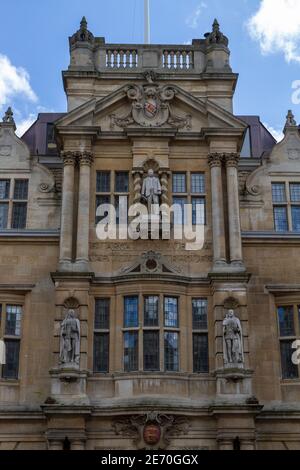 La statue de Cecil Rhodes sur la façade du Rhodes Building, Oriel College, High Street, Oxford, Royaume-Uni. Banque D'Images
