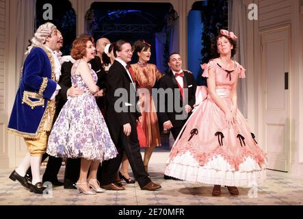 L'actrice française Sara Giraaudeau (fille des acteurs français Bernard Giraaudeau et Anny Duperey) et les acteurs jouent dans la pièce de Patrick Haudoeur « la Valse des Pingouins » au Théâtre des Nouveautes à Paris, France, le 10 janvier 2007. Photo de Mousse/ABACAPRESS.COM Banque D'Images