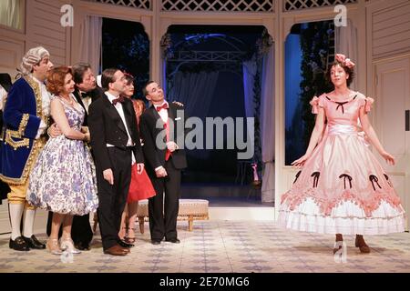 L'actrice française Sara Giraaudeau (fille des acteurs français Bernard Giraaudeau et Anny Duperey) et les acteurs jouent dans la pièce de Patrick Haudoeur « la Valse des Pingouins » au Théâtre des Nouveautes à Paris, France, le 10 janvier 2007. Photo de Mousse/ABACAPRESS.COM Banque D'Images