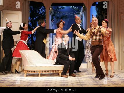 L'actrice française Sara Giraaudeau (fille des acteurs français Bernard Giraaudeau et Anny Duperey) et les acteurs jouent dans la pièce de Patrick Haudoeur « la Valse des Pingouins » au Théâtre des Nouveautes à Paris, France, le 10 janvier 2007. Photo de Mousse/ABACAPRESS.COM Banque D'Images