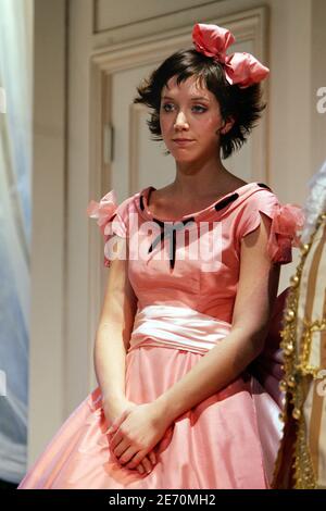 L'actrice française Sara Giraaudeau (fille des acteurs français Bernard Giraaudeau et Anny Duperey) se produit dans la pièce de Patrick Haudoeur « la Valse des Pingouins » au Théâtre des nouvelles à Paris, France, le 10 janvier 2007. Photo de Mousse/ABACAPRESS.COM Banque D'Images