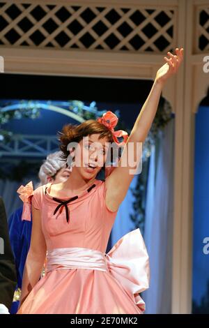 L'actrice française Sara Giraaudeau (fille des acteurs français Bernard Giraaudeau et Anny Duperey) se produit dans la pièce de Patrick Haudoeur « la Valse des Pingouins » au Théâtre des nouvelles à Paris, France, le 10 janvier 2007. Photo de Mousse/ABACAPRESS.COM Banque D'Images