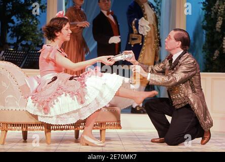 L'actrice française Sara Giraaudeau (fille des acteurs français Bernard Giraaudeau et Anny Duperey) et Patrick Haudecoeur jouent dans la pièce de Patrick Haudecoeur « la Valse des Pingouins » au Théâtre des nouvelles à Paris, France, le 10 janvier 2007. Photo de Mousse/ABACAPRESS.COM Banque D'Images