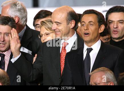 Nicolas Sarkozy, ministre français de l'intérieur et président de l'UMP, a flanqué (de gauche à droite) l'ancien ministre des Affaires étrangères Michel Barnier, le ministre des Affaires étrangères Philippe Douste-Blazy, la ministre de la Défense Michele Alliot-Marie, le maire de Bordeaux Alain Juppe et le député de l'UMP Patrick Devedjian après son discours lors de son investiture officielle pour l'élection présidentielle du 14 janvier. 2007 à Paris, France. Le parti de centre-droit UMP (Union pour un mouvement populaire) a élu le chef du parti et le ministre de l'intérieur Sarkozy comme candidat aux élections présidentielles début avril. Photo de de russe-Bisso Banque D'Images