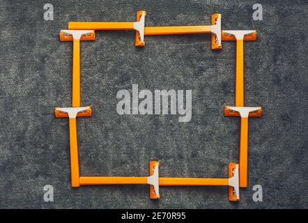 Rasoir de rasage orange cadre sur fond gris, soin et hygiène de la peau, place pour le texte Banque D'Images