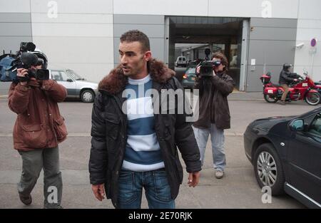 Bilal à Khalifa Ben Messaoud arrive au poste de police de Chelles, banlieue nord de Paris, le 13 janvier 2007. Il est le père de Bilal, un bébé de 17 jours, enlevé le 12 janvier 2007 par Linda, âgée de 18 ans. La police a émis une alerte Ambert aujourd'hui et a trouvé Linda et Bilal à Bretigny-sur-orge, banlieue sud de Paris. Photo de Jules Motte/ABACAPRESS.COM Banque D'Images