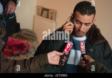 Bilal à Khalifa Ben Messaoud est chez lui à Chelles, dans la banlieue nord de Paris, le 13 janvier 2007, et appelle sa femme Aurelie à dire que leur bébé a été trouvé par la police. Il est le père de Bilal, un bébé de 17 jours, enlevé le 12 janvier 2007 par Linda, âgée de 18 ans. La police a émis une alerte Ambert aujourd'hui et a trouvé Linda et Bilal à Bretigny-sur-orge, banlieue sud de Paris. Photo de Jules Motte/ABACAPRESS.COM Banque D'Images