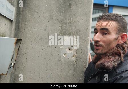 Bilal à Khalifa Ben Messaoud arrive au poste de police de Chelles, banlieue nord de Paris, le 13 janvier 2007. Il est le père de Bilal, un bébé de 17 jours, enlevé le 12 janvier 2007 par Linda, âgée de 18 ans. La police a émis une alerte Ambert aujourd'hui et a trouvé Linda et Bilal à Bretigny-sur-orge, banlieue sud de Paris. Photo de Jules Motte/ABACAPRESS.COM Banque D'Images