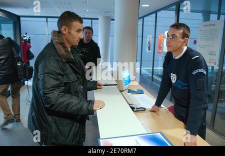 Bilal à Khalifa Ben Messaoud arrive au poste de police de Chelles, banlieue nord de Paris, le 13 janvier 2007. Il est le père de Bilal, un bébé de 17 jours, enlevé le 12 janvier 2007 par Linda, âgée de 18 ans. La police a émis une alerte Ambert aujourd'hui et a trouvé Linda et Bilal à Bretigny-sur-orge, banlieue sud de Paris. Photo de Jules Motte/ABACAPRESS.COM Banque D'Images