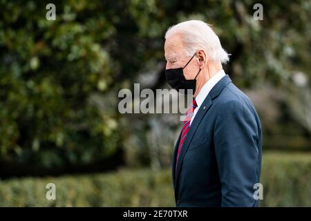 LE président AMÉRICAIN Joe Biden revient à la Maison Blanche après une courte visite avec des vétérans blessés au centre médical Walter Reed à Washington, DC, USA, 29 janvier 2021. Crédit : Jim LoScalzo/Pool via CNP/MediaPunch Banque D'Images