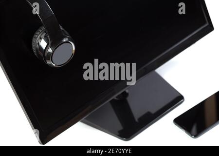 Casque de jeu noir avec moniteur de PC et smartphone isolé sur un blanc. Banque D'Images