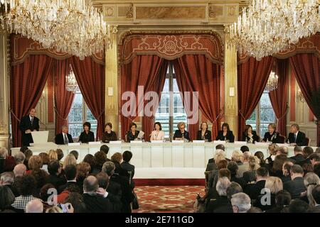 Président Jacques Chirac, Elie Wiesel, ancienne première dame de Pologne Jolanta Kwasniewska, première dame des États-Unis Laura Bush, première dame de l'Égypte Suzanne Mubarak, reine Silvia de Suède, première dame française Bernadette Chirac, reine Paola de Belgique, première dame russe Lyudmila Putina, Épouse de la présidente de la Commission européenne, Maria Margarida Sousa Uva Barroso, et gouverneur de Saint-Pétersbourg, Valentina Matviyenko, lors d'une réunion plénière du Conseil d'honneur du Centre international pour les enfants disparus et exploités (ICMEC) au Palais de l'Elysée, à Paris, en France, le 17 janvier 2007. Photo de Mousse/ABACAPR Banque D'Images