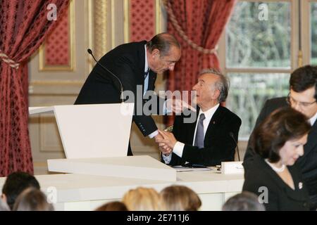 Le président français Jacques Chirac et Elie Wiesel lors d'une réunion plénière du Conseil d'honneur du Centre international pour les enfants disparus et exploités (ICMEC) au Palais de l'Elysée, à Paris, en France, le 17 janvier 2007. Photo de Mousse/ABACAPRESS.COM Banque D'Images