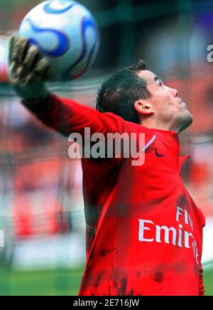 Le gardien de but du PSG, Mickael Landreau, lors de la coupe de France, Paris-Saint-Germain contre Gueugnon, au stade du Parc des Princes à Paris, en France, le 21 janvier 2007. Paris Saint-Germain a gagné 1 -0. Photo de Mehdi Taamallah/Cameleon/ABACAPRESS.COM Banque D'Images