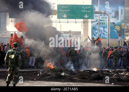 Des milliers de manifestants ont paralysé le Liban par une grève générale qui a conduit à des affrontements dans les rues où au moins deux personnes ont perdu la vie. Plus de 100 personnes ont été blessées alors que des manifestants se sont battus contre des partisans du gouvernement dans la capitale, Beyrouth, Liban, le 23 janvier 2007 et dans d'autres parties du pays. Photo de Paul Assaker/ABACAPRESS.COM. Banque D'Images