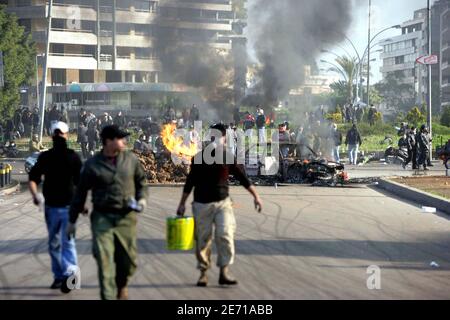 Des milliers de manifestants ont paralysé le Liban par une grève générale qui a conduit à des affrontements dans les rues où au moins deux personnes ont perdu la vie. Plus de 100 personnes ont été blessées alors que des manifestants se sont battus contre des partisans du gouvernement dans la capitale, Beyrouth, Liban, le 23 janvier 2007 et dans d'autres parties du pays. Photo de Paul Assaker/ABACAPRESS.COM. Banque D'Images