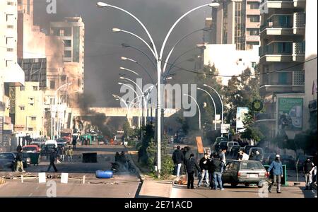 Des milliers de manifestants ont paralysé le Liban par une grève générale qui a conduit à des affrontements dans les rues où au moins deux personnes ont perdu la vie. Plus de 100 personnes ont été blessées alors que des manifestants se sont battus contre des partisans du gouvernement dans la capitale, Beyrouth, Liban, le 23 janvier 2007 et dans d'autres parties du pays. Photo de Paul Assaker/ABACAPRESS.COM. Banque D'Images