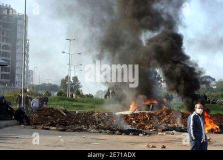 Des milliers de manifestants ont paralysé le Liban par une grève générale qui a conduit à des affrontements dans les rues où au moins deux personnes ont perdu la vie. Plus de 100 personnes ont été blessées alors que des manifestants se sont battus contre des partisans du gouvernement dans la capitale, Beyrouth, Liban, le 23 janvier 2007 et dans d'autres parties du pays. Photo de Paul Assaker/ABACAPRESS.COM. Banque D'Images