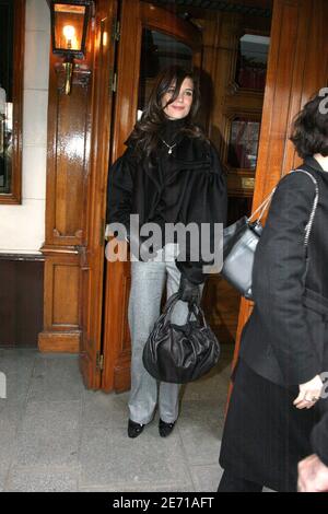 Katie Holmes et Victoria Beckham shopping à l'avenue Montaigne in Paris Banque D'Images