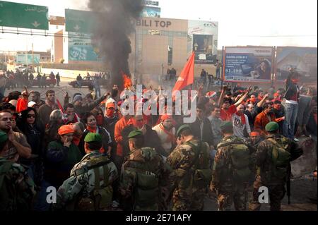 Des milliers de manifestants ont paralysé le Liban par une grève générale qui a conduit à des affrontements dans les rues où au moins deux personnes ont perdu la vie. Plus de 100 personnes ont été blessées alors que des manifestants se sont battus contre des partisans du gouvernement dans la capitale, Beyrouth, Liban, le 23 janvier 2007 et dans d'autres parties du pays. Photo de Paul Assaker/ABACAPRESS.COM. Banque D'Images