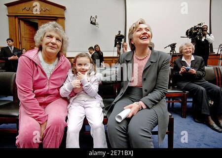 La sénatrice Hillary Rodham Clinton (D-N.Y.) tient une conférence de presse avec 9/11 premiers intervenants malades pour appeler à un financement de 9/11 soins de santé dans le budget de l'exercice 2008, le 23 janvier 2007 à Washington DC, États-Unis. Photo par Olivier Douliery/ABACAPRESS.COM Banque D'Images