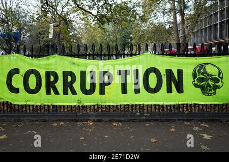 Bannière de corruption - bannière de protestation anti HS2 devant la gare Euston de Londres. Banque D'Images