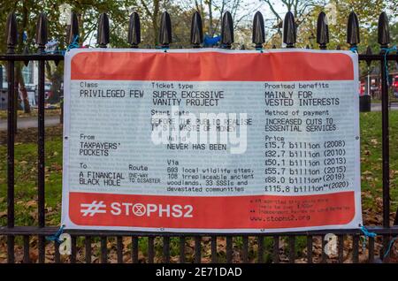 Stop HS2 bannière de protestation - affiche de billet de train devant la gare d'Euston, Londres. Banque D'Images