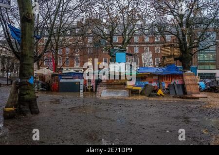 Camping de protestation anti-HS2 avec entrée secrète aux tunnels de protestation d'Euston où Swampy se cachait. Gare de Londres Euston. Banque D'Images