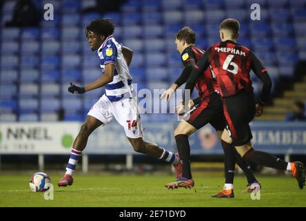 Reading's ovie Ejaria (à gauche) s'éloigne de Jack Stacey (au centre) de l'AFC Bournemouth et de Chris Mepham lors du match de championnat Sky Bet au Madejski Stadium, Reading. Date de la photo: Vendredi 29 janvier 2021. Banque D'Images