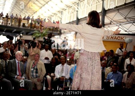 Segolene Royal, candidate à la présidence socialiste française, fait la foule sur le marché de fort de France dans le territoire français des Caraïbes de la Martinique le 26 janvier 2007. Photo par Axelle de russe/ABACAPRESS.COM Banque D'Images