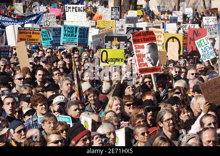 Les manifestants se rassemblent pour un rassemblement contre la guerre et marcheront dans le National Mall le 27 janvier 2007 à Washington, DC. Des milliers de manifestants sont descendus dans le National Mall pour protester contre la guerre en Irak et appeler le Congrès à agir contre la guerre. Photo par Olivier Douliery/ABACAPRESS.COM Banque D'Images