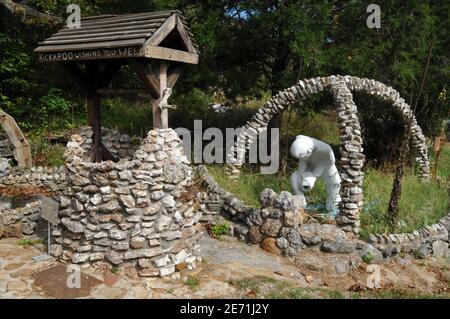 Une pierre bien désireuse et des sculptures au Mémorial Trail of Tears de Jerome, Mo, un monument d'art folklorique au Cherokee Trail of Tears de Larry Baggett. Banque D'Images