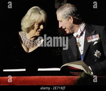 Le Prince de Galles de Grande-Bretagne et la duchesse de Cornwall reconnaissent le public devant le concert du 150e anniversaire de l'Académie de musique, à Philadelphie, aux États-Unis, le samedi 27 janvier 2007. Le prince et la duchesse sont arrivés aux États-Unis vendredi et voyageront dimanche en train jusqu'à New York où le prince recevra le prix de citoyen de l'environnement mondial, de la part de l'ancien vice-président des États-Unis Al Gore. Photo de Matt Rourke/AP/Pool/ABACAPRESS.COM Banque D'Images