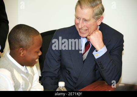 Camilla Duchess, de Cornwall, le Prince Charles, le Prince de Galles, et Geoffrey Canada, président et chef de la direction de la zone des enfants de Harlem, ont visité le toit-terrasse surplombant Harlem le 28 janvier 2007 à New York. La Harlem Children's zone est un centre communautaire qui travaille pour aider les jeunes de la naissance à l'université, au cœur du quartier de Harlem, situé à 60 pâtés de maisons. Photo de Gerald Holubowicz/ABACAPRESS.COM Banque D'Images