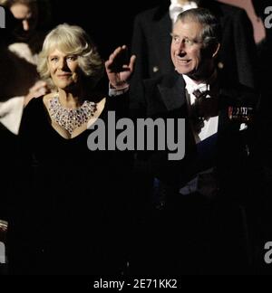 Le Prince de Galles de Grande-Bretagne et la duchesse de Cornwall reconnaissent le public devant le concert du 150e anniversaire de l'Académie de musique, à Philadelphie, aux États-Unis, le samedi 27 janvier 2007. Le prince et la duchesse sont arrivés aux États-Unis vendredi et voyageront dimanche en train jusqu'à New York où le prince recevra le prix de citoyen de l'environnement mondial, de la part de l'ancien vice-président des États-Unis Al Gore. Photo de Matt Rourke/AP/Pool/ABACAPRESS.COM Banque D'Images