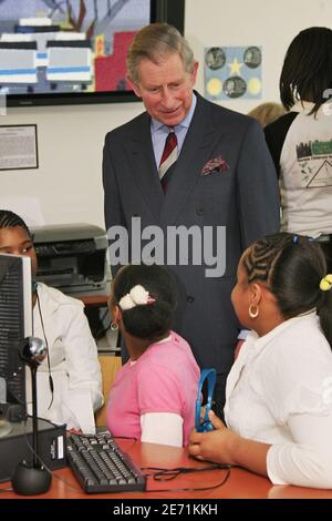 Camilla Duchess, de Cornwall, le Prince Charles, le Prince de Galles, et Geoffrey Canada, président et chef de la direction de la zone des enfants de Harlem, ont visité le toit-terrasse surplombant Harlem le 28 janvier 2007 à New York. La Harlem Children's zone est un centre communautaire qui travaille pour aider les jeunes de la naissance à l'université, au cœur du quartier de Harlem, situé à 60 pâtés de maisons. Photo de Gerald Holubowicz/ABACAPRESS.COM Banque D'Images