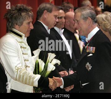 Le prince de Galles de Grande-Bretagne et la duchesse de Cornwall félicitent Rod Stewart avant le concert du 150e anniversaire de l'Académie de musique à Philadelphie, aux États-Unis, le samedi 27 janvier 2007. Le prince et la duchesse sont arrivés aux États-Unis vendredi et voyageront dimanche en train jusqu'à New York où le prince recevra le prix de citoyen de l'environnement mondial, de la part de l'ancien vice-président des États-Unis Al Gore. Photo de Matt Rourke/AP/Pool/ABACAPRESS.COM Banque D'Images