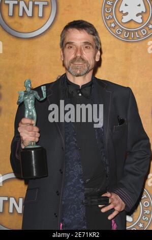 Jeremy Irons, lauréat du prix remarquable Performance by a Male Actor in a Television Movie poses for Photographers dans la salle de presse des 13ème prix annuels de la Guilde des acteurs de l'écran, qui ont eu lieu au Shrine Auditorium de Los Angeles, CA, Etats-Unis le 28 janvier 2007. Photo par Banque D'Images