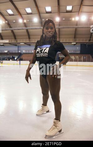 Surya Bonaly, patineuse de French Ice, a manifesté contre l'abattage des bébés phoques et pour la nouvelle campagne PETA, à Asnieres-sur-Seine, près de Paris, le 31 janvier 2007. Photo de Giancarlo Gorassini/ABACAPRESS.COM Banque D'Images