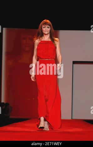 Helena Christensen descend sur la piste de la collection Heart Truth Red Dress automne 2007 qui s'est tenue à Bryant Park à New York, NY, États-Unis, le 2 février 2007. Photo de David Miller/ABACAPRESS.COM Banque D'Images