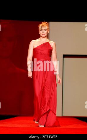 Kim Cattrall descend sur la piste de la collection Heart Truth Red Dress automne 2007 qui s'est tenue à Bryant Park à New York, NY, USA le 2 février 2007. Photo de David Miller/ABACAPRESS.COM Banque D'Images