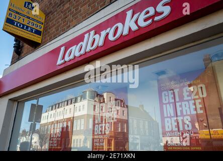 Vue extérieure d'une boutique de Paris dans une rue haute avec beaucoup de fermeture vers le bas que les affaires de jeu ont rapidement se connecter Banque D'Images