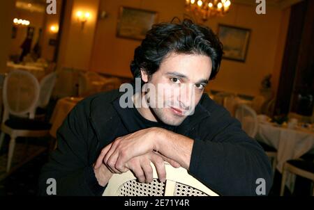 L'acteur français Bruno Salomone pose pour notre photographe au « Grand Hotel » lors de la 14e cérémonie de clôture du Festival du film Fantastic'Arts, à Gerardmer, en France, le 4 février 2007. Photo de Denis Guignebourg/ABACAPRESS.COM Banque D'Images