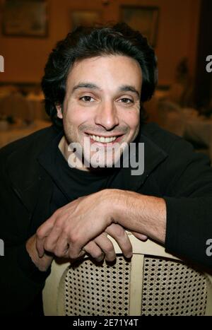 L'acteur français Bruno Salomone pose pour notre photographe au « Grand Hotel » lors de la 14e cérémonie de clôture du Festival du film Fantastic'Arts, à Gerardmer, en France, le 4 février 2007. Photo de Denis Guignebourg/ABACAPRESS.COM Banque D'Images